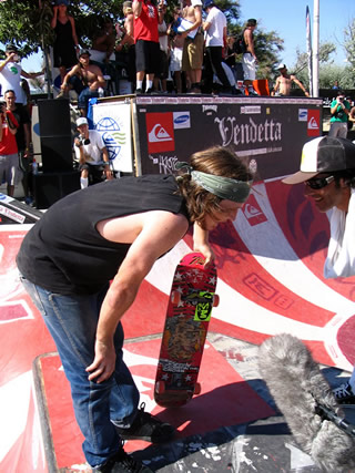 Benji Galloway paye son sticker BSM sur la board